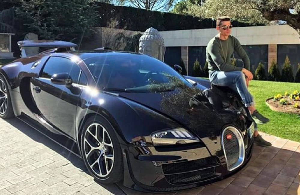 Cristiano Ronaldo – Bugatti Veyron @kevwe / Twitter.com