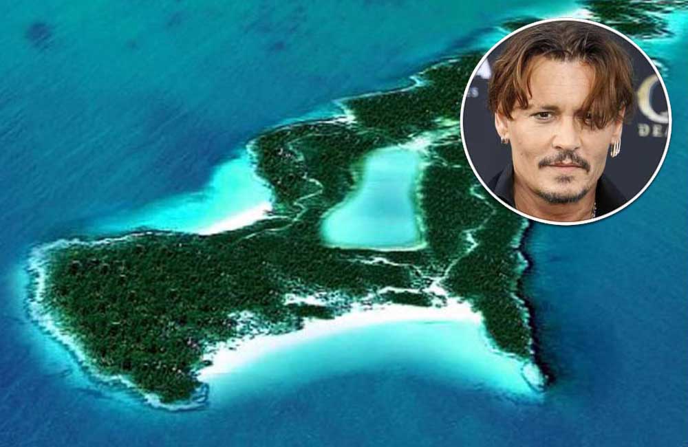 Johnny Depp / Little Hall’s Pond Cay, Bahamas @KaaraReitzel / Pinterest.com | ©Tinseltown / Shutterstock.com