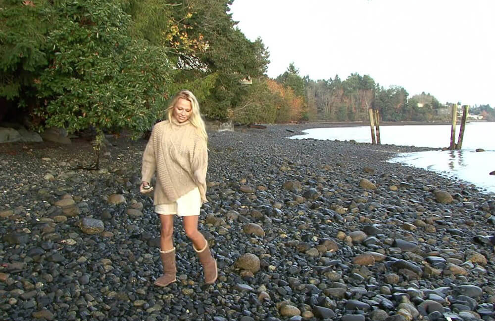 Pamela Anderson / Vancouver Island, Canada @CanadiansNanaimo / Youtube.com