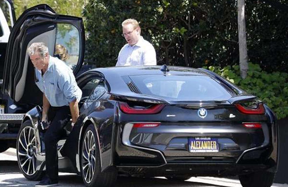 Pierce Brosnan – BMW i8 Plug-in Super Car @chiesosblog / Twitter.com